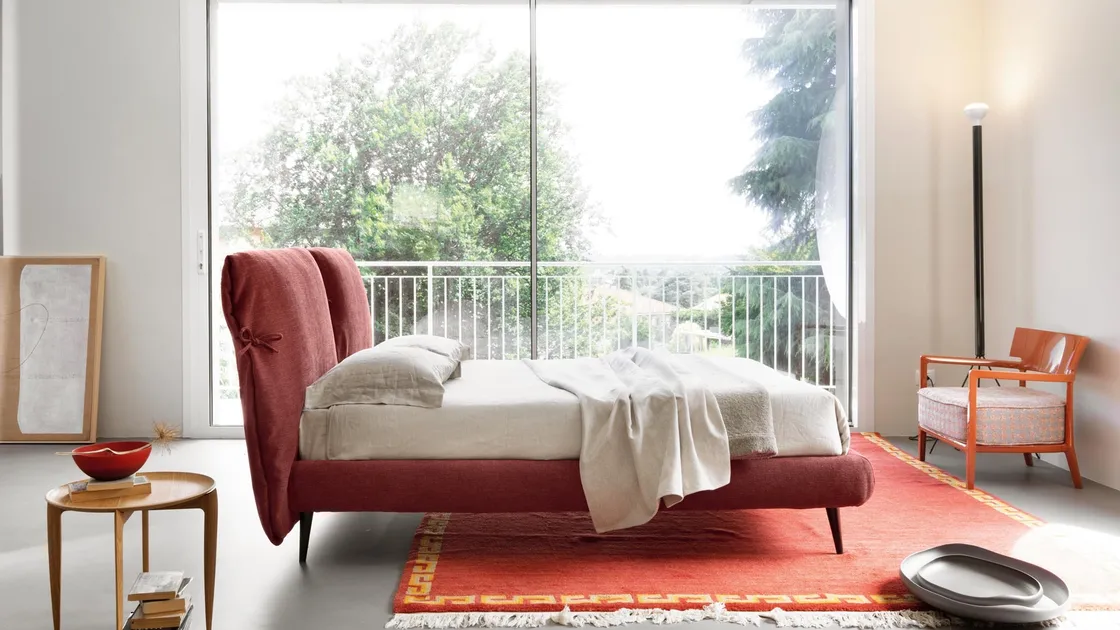 Letto imbottito Eden Advance con fiocchi sulla testiera in tessuto di Noctis