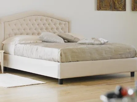 Letto classico in ecopelle con testiera capitonné Zaffiro di Hoppla