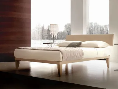 Letto matrimoniale in ecopelle Niki Tessile con testiera di Ergogreen