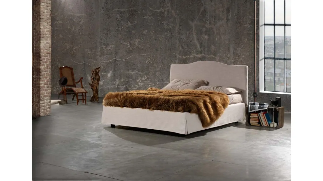 Letto matrimoniale in tessuto con testiera sagomata Pisa di Salvetti