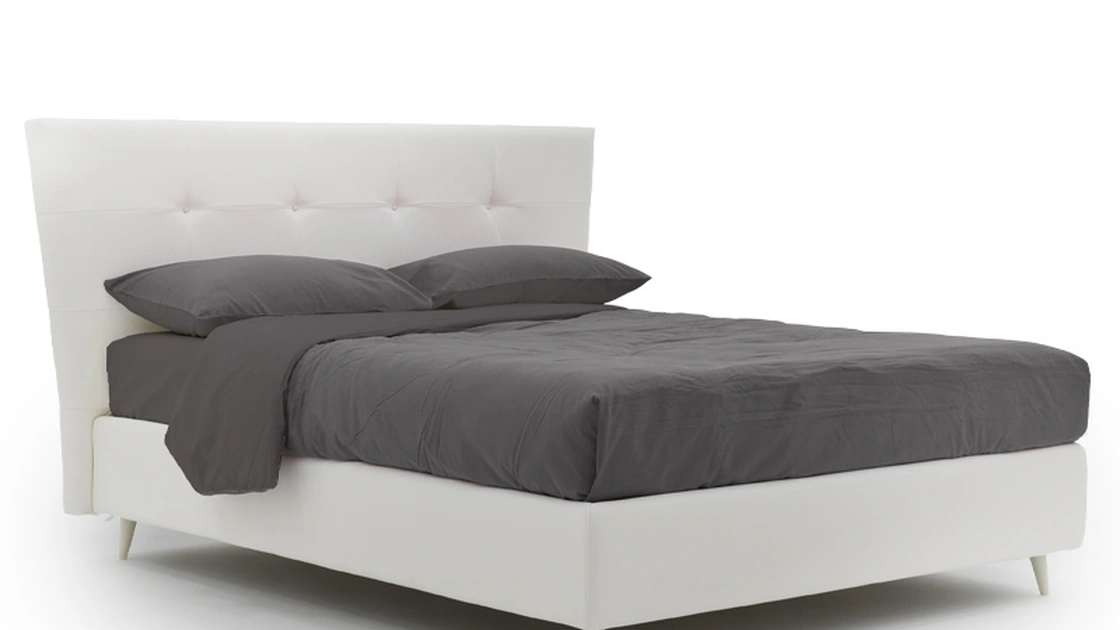 Letto con testiera trapezoidale Praslin di Rimar